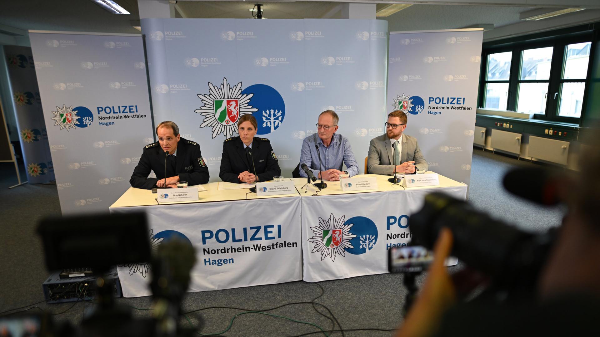 Vier Personen sitzen an einem Pult, hinter einem Polizeibanner auf einer Pressekonferenz | Fabian Strauch / dpa