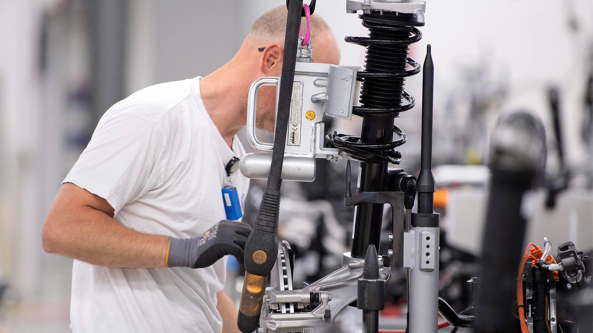 Ein Arbeiter beim Verkabeln eines Motors. | picture alliance/dpa