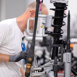 Ein Arbeiter beim Verkabeln eines Motors.