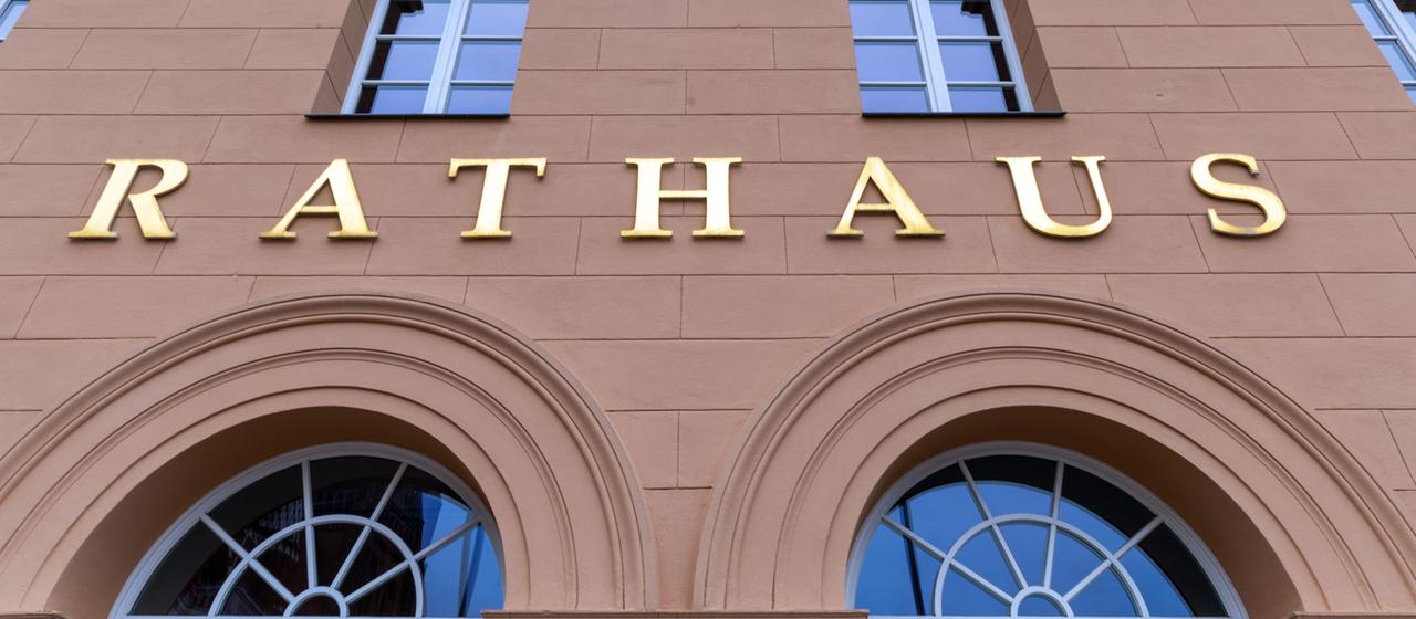 Der Schriftzug "Rathaus" ist am alten Rathaus in Schwerin zu sehen.