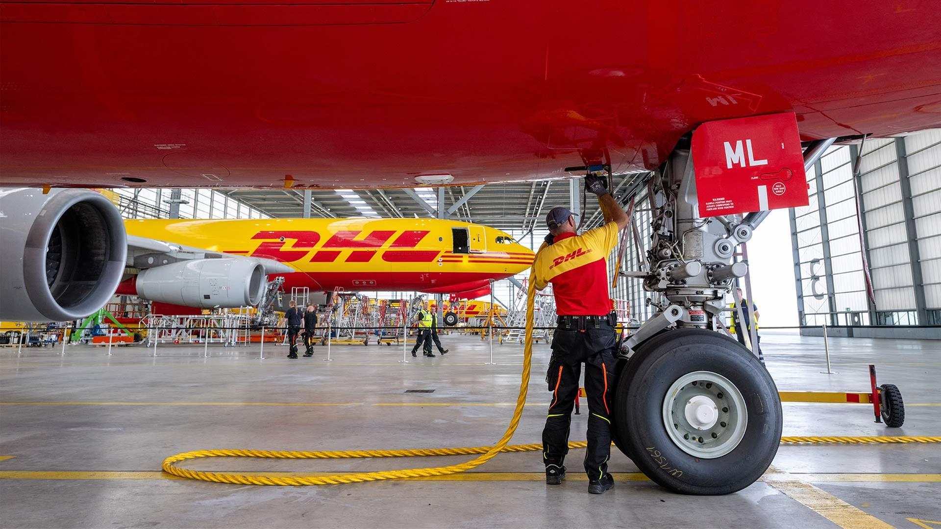 Ein DHL-Flugzeug wird im Hangar am Flughafen Leipzig/Halle gewartet | picture alliance/dpa