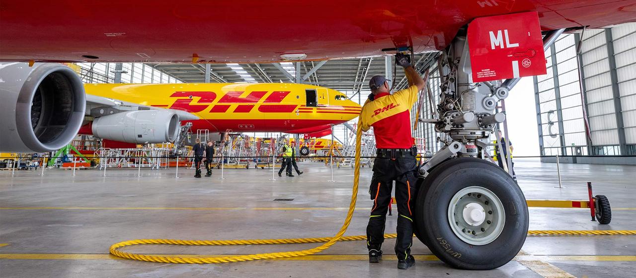 Ein DHL-Flugzeug wird im Hangar am Flughafen Leipzig/Halle gewartet