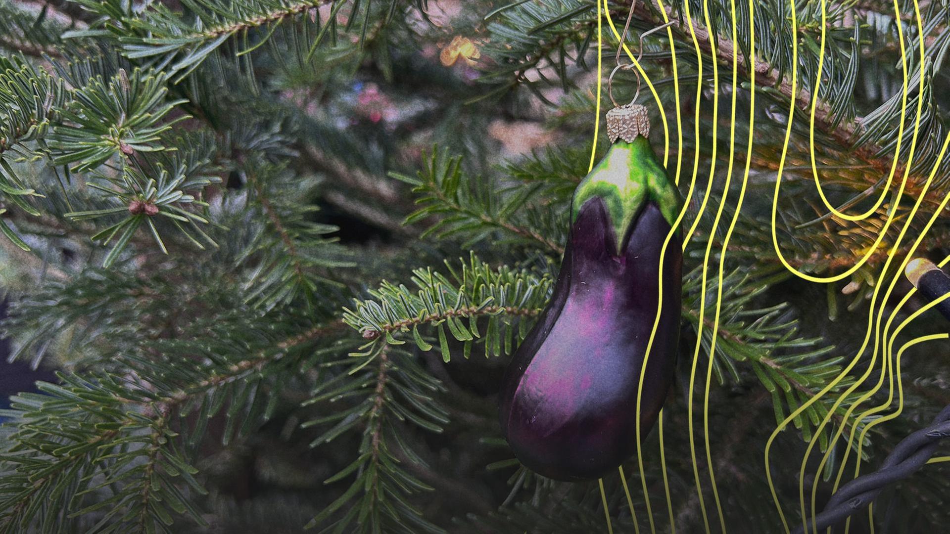 Eine Christbaumkugel in Form einer Aubergine hÃ¤ngt an einem Tannenbaum. | Maximilian Stockinger