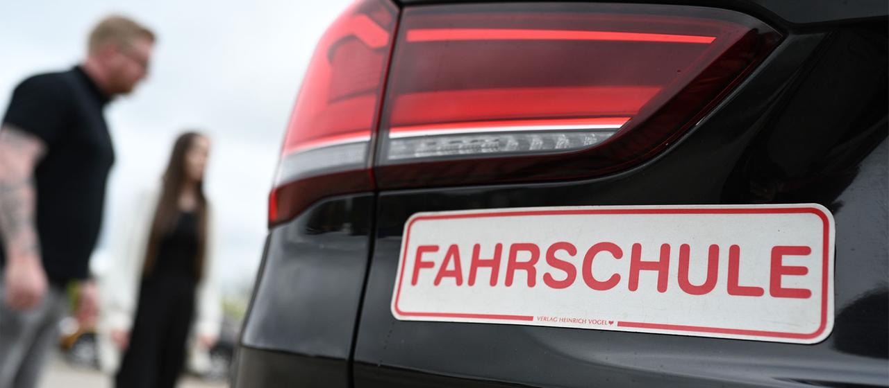 Blick auf das Heck eines Fahrschulautos. 