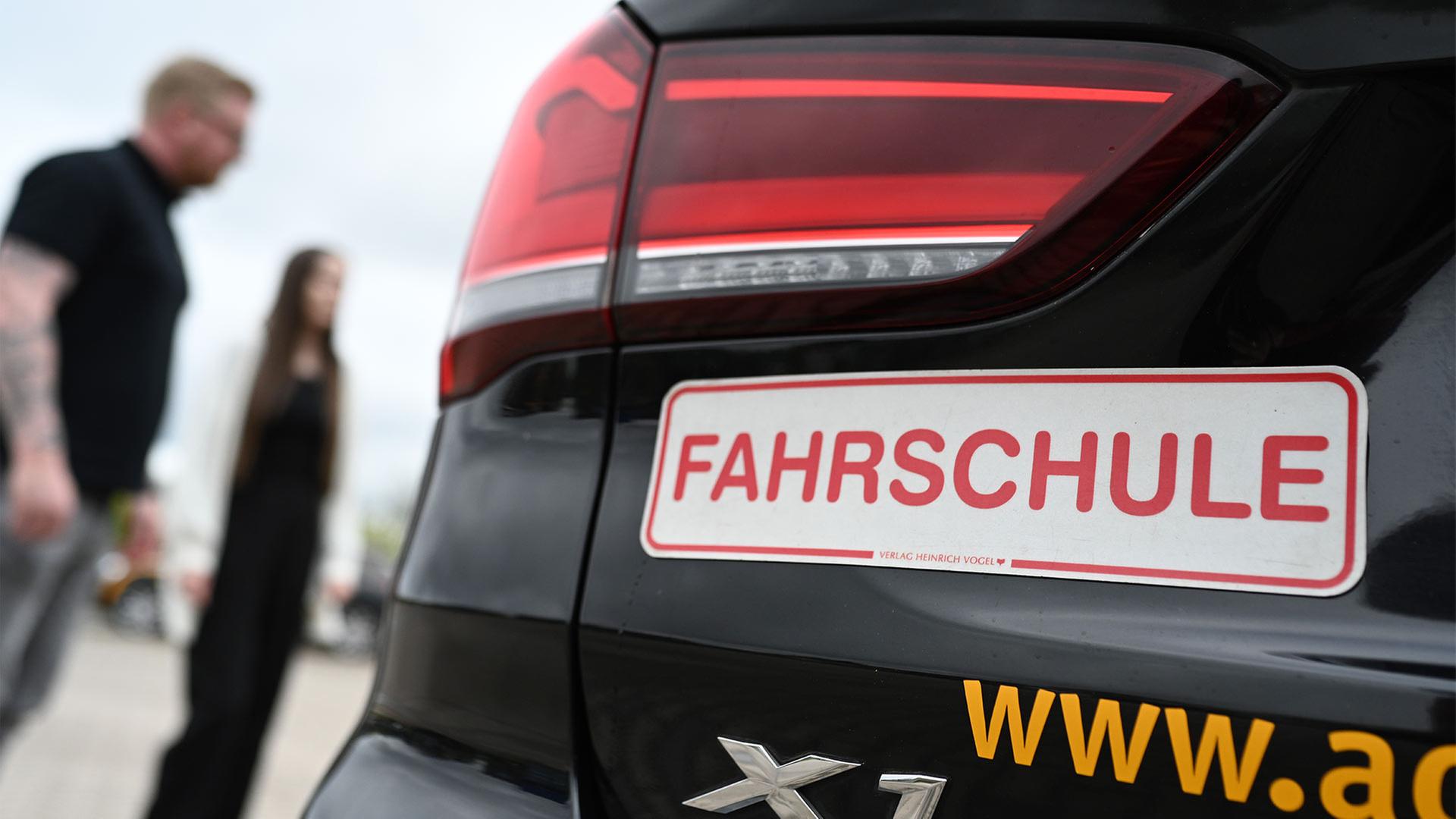 Blick auf das Heck eines Fahrschulautos.  | picture alliance/dpa