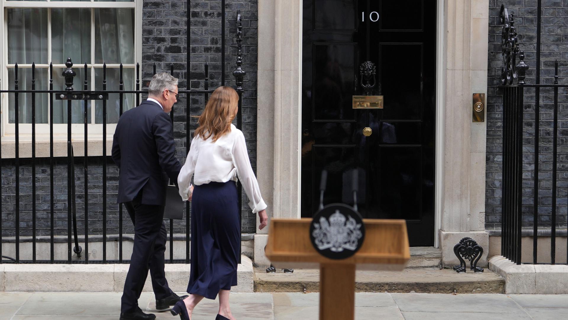 Starmer geht in Nr 10 Downing Street | AP Photo/Kin Cheung