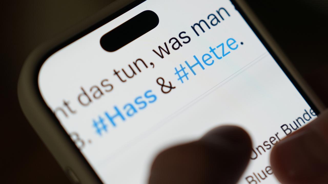Bundesweiter Polizeieinsatz: Durchsuchungen bei Verdächtigen wegen Hassrede