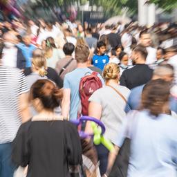 Zahlreiche Menschen gehen über Frankfurts zentrale Einkaufsmeile, die Zeil.