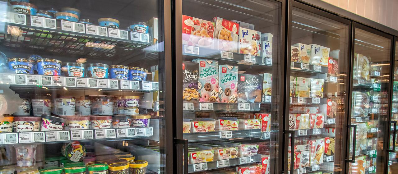 Ein Kühlregal mit Tiefkühlware in einem Supermarkt