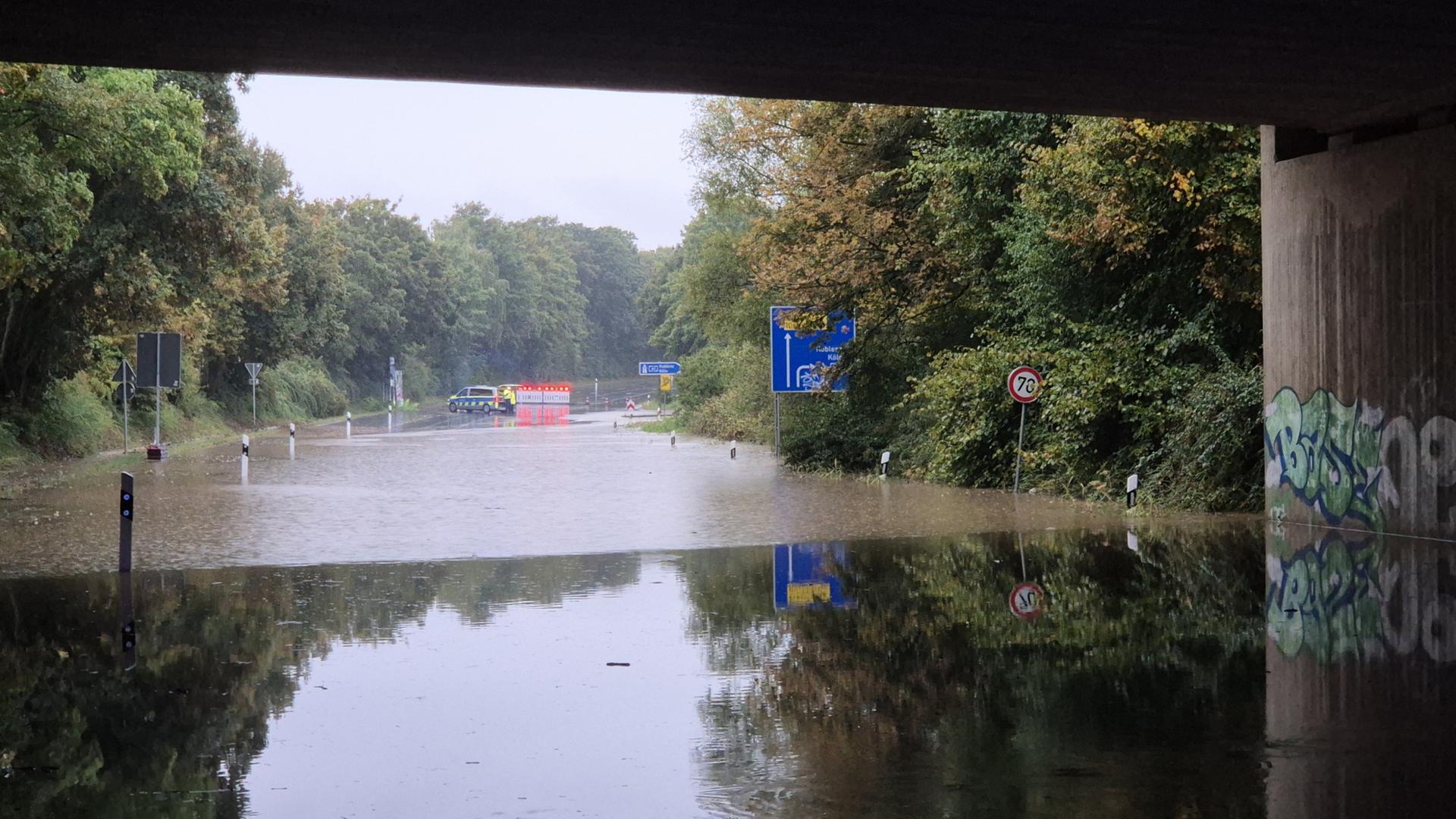 Überschwemmter Autobahn-Abschnitt bei Bedburg | dpa