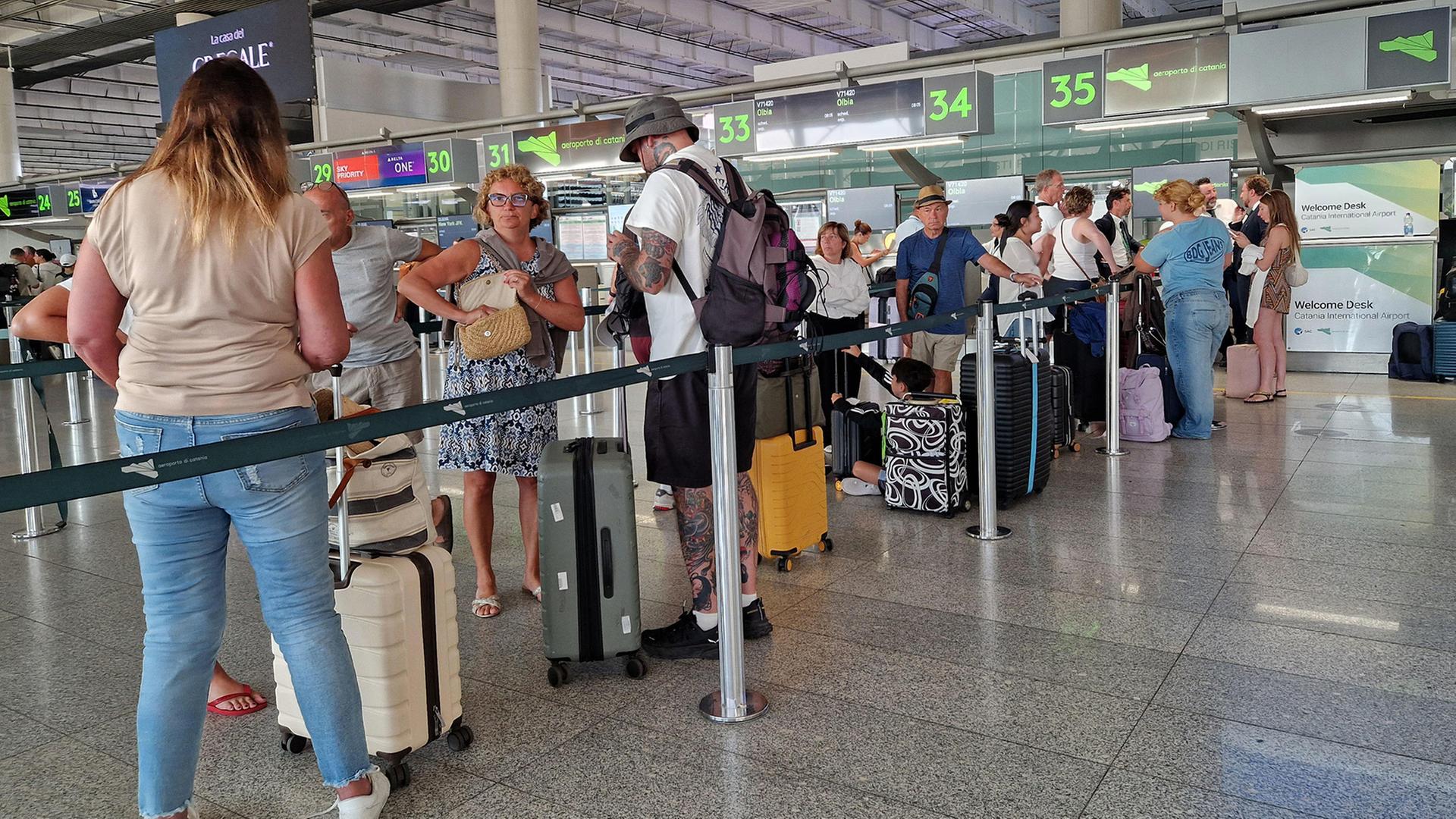 Passagiere am Flughafen von Catania auf Sizilien. | EPA