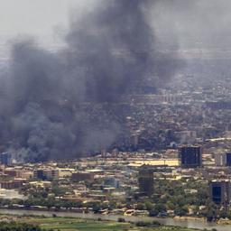 Eine Rauchwolke steigt über der sudanesischen Hauptstadt Khartum auf. 