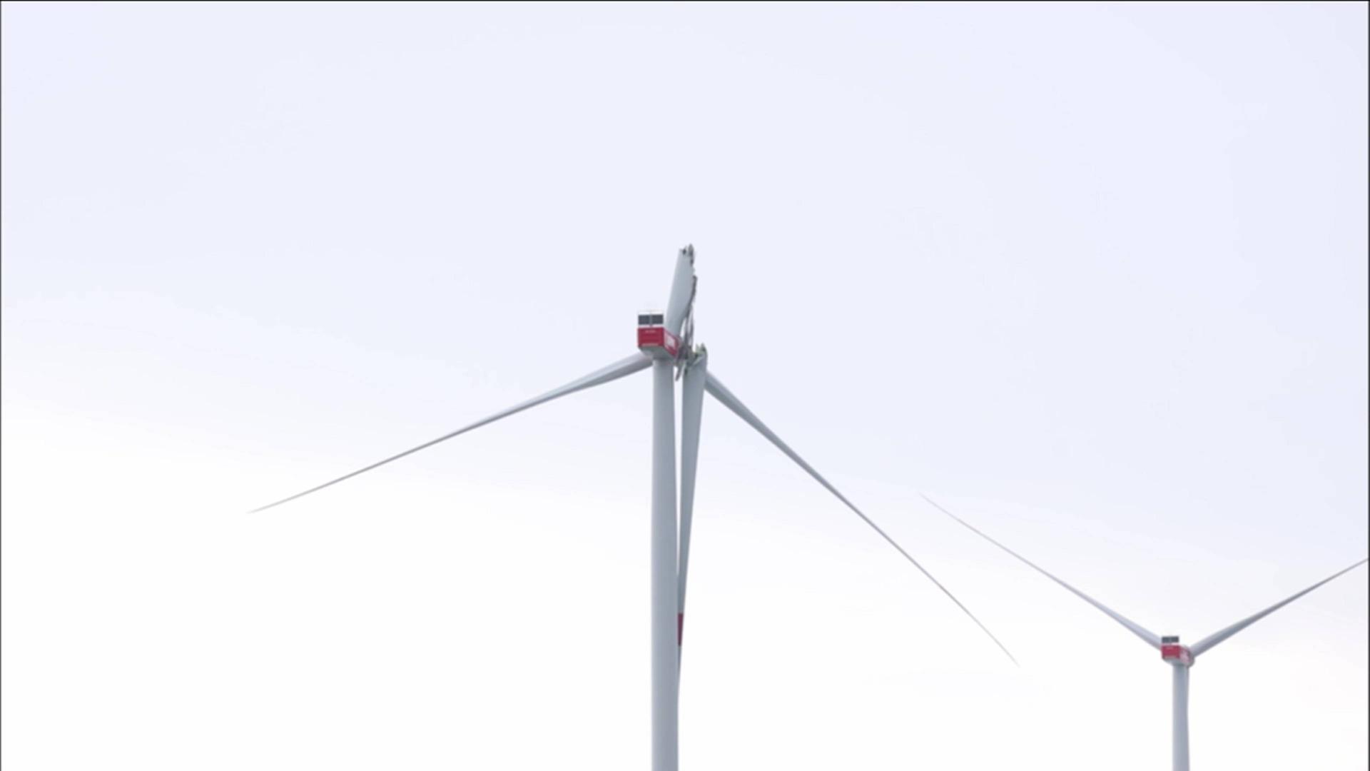 Ein Windrad im Windpark Bedburg dessen Flügel abgeknickt ist. | ANC