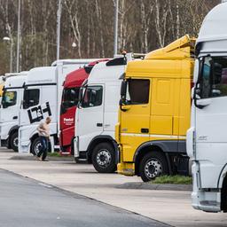 Lastwagen auf einem Parkplatz