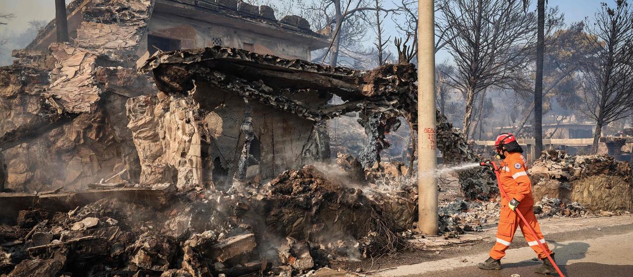 Ein Feuerwehrmann bekämpft ein Feuer auf der griechischen Insel Salamis