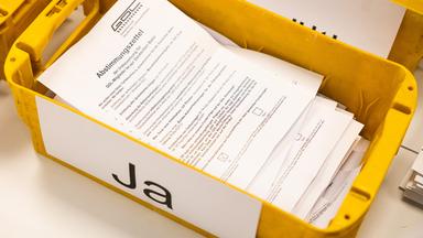 Blick in den Kasten in dem die mit "Ja" markierten GDL-Abstimmungszettel liegen.