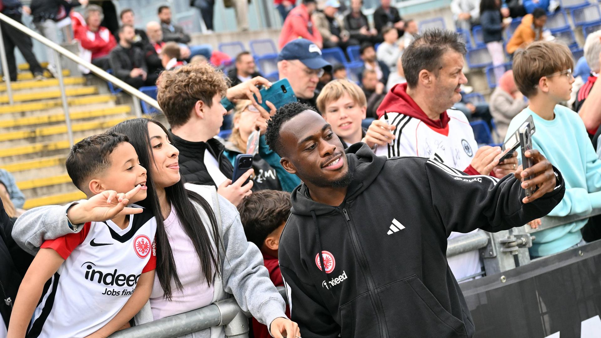 Kalimuendo, Joselu, Larsson: Eintracht mit hektischem Deadline Day