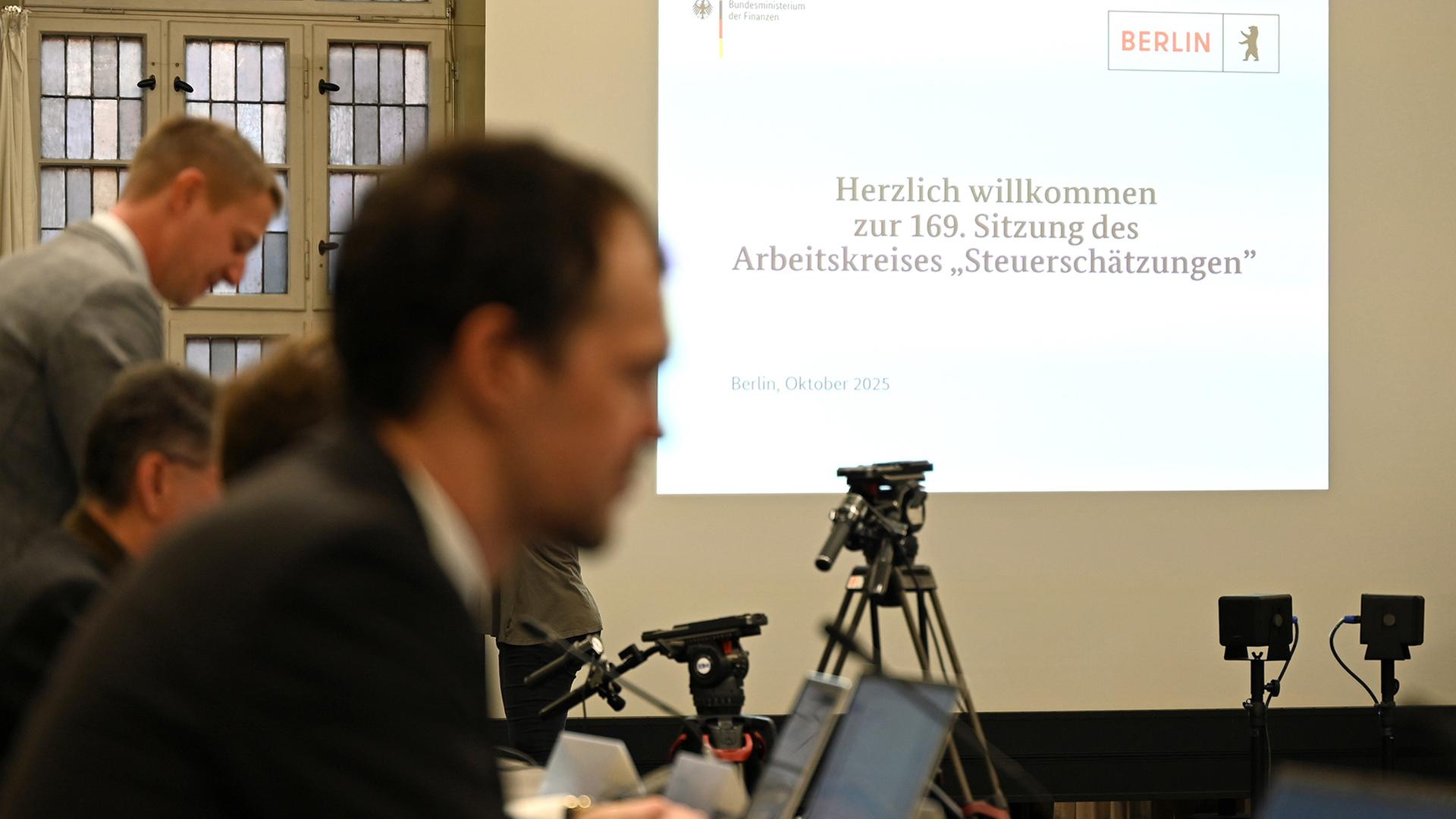 Teilnehmer sitzen bei der Herbst-Steuerschätzung des 