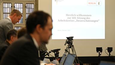Teilnehmer sitzen bei der Herbst-Steuerschätzung des "Arbeitskreises Steuerschätzungen" im Roten Rathaus vor ihren Laptops.
