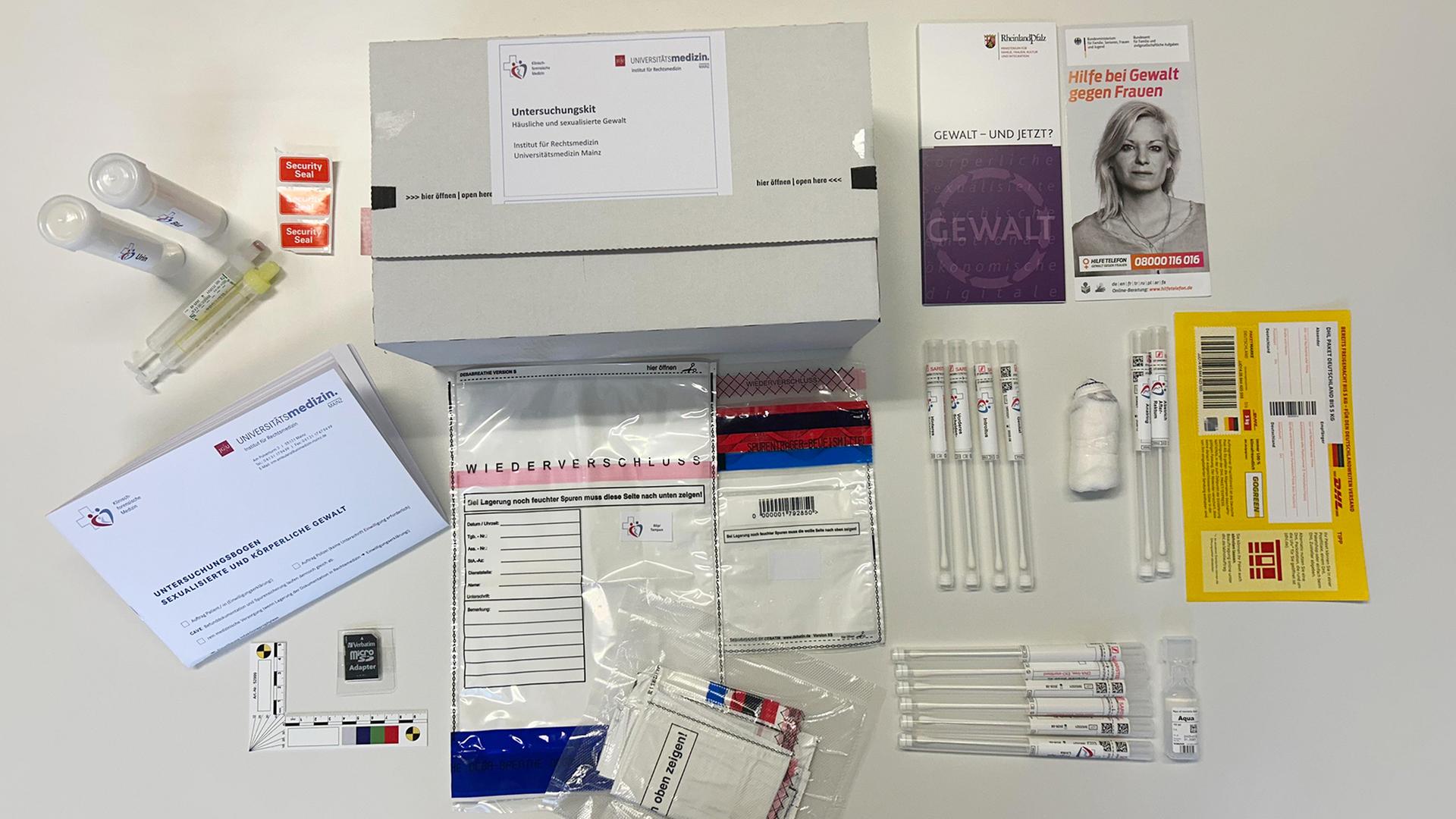 Der Inhalt aus einem Paket mit der Beschriftung 