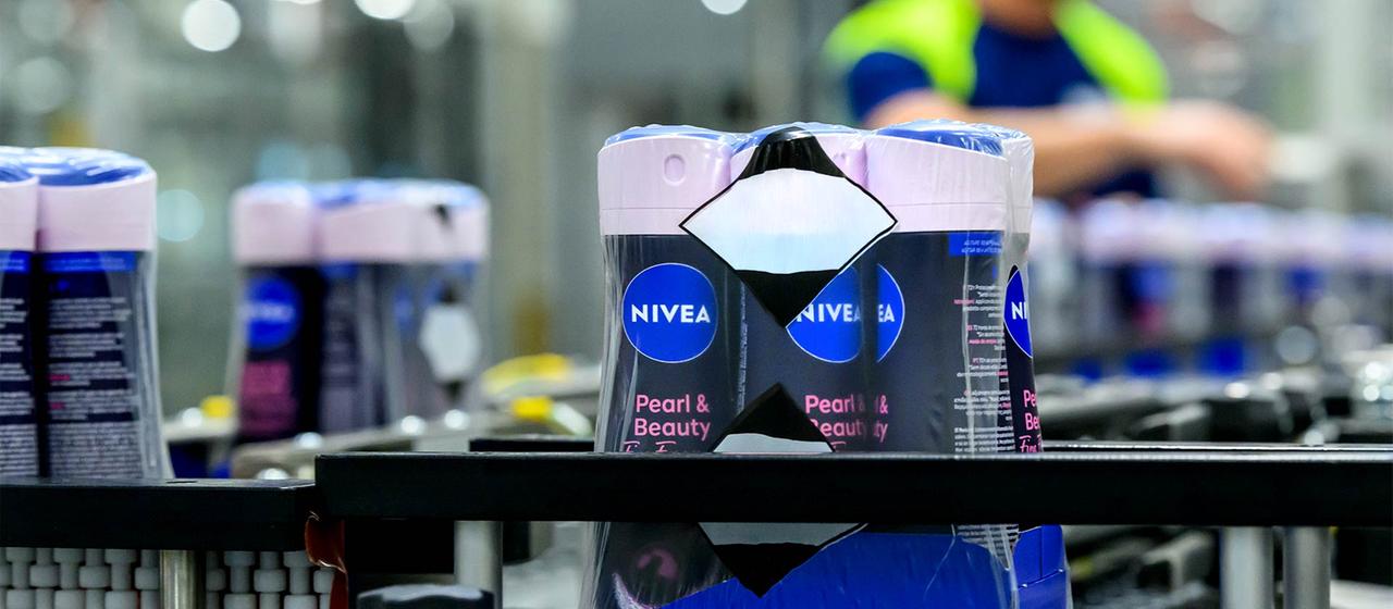 Nivea-Deos im Werk der Beiersdorf Manufacturing Leipzig (BML) auf einem Band.