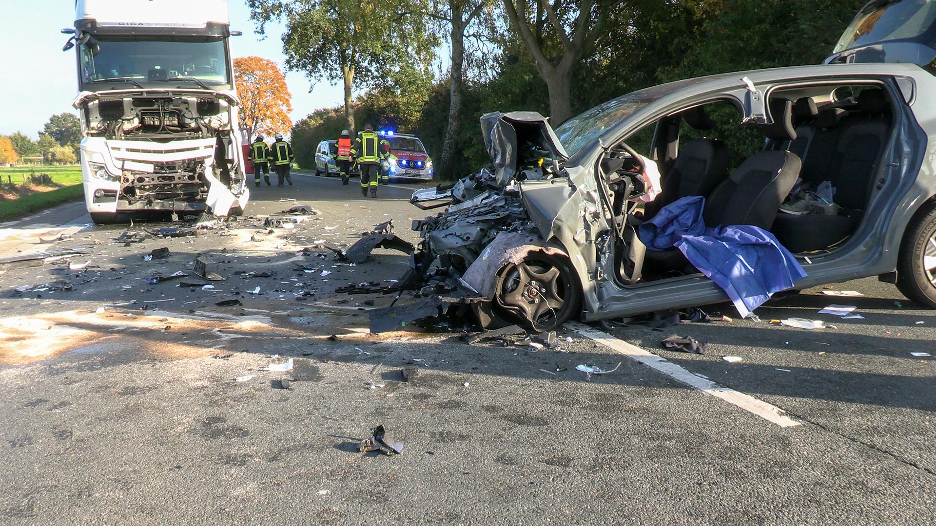 Auto kollidiert mit Lkw: Sperrung nach Unfall bei Hamminkeln wieder frei