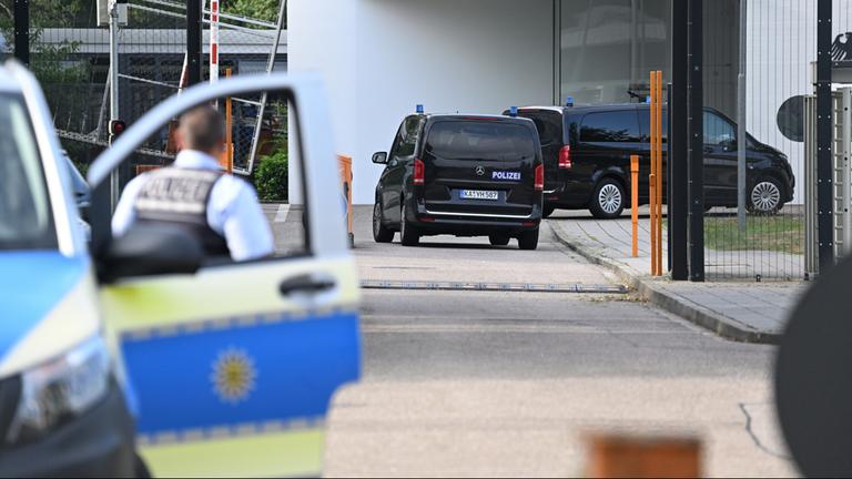 Einsatzfahrzeuge der Polizei fahren auf das Gelände des Bundesgerichtshofes, wo ein mutmaßlicher Iran-Spion vorgeführt werden soll.