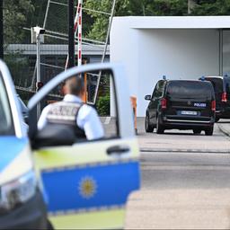Einsatzfahrzeuge der Polizei fahren auf das Gelände des Bundesgerichtshofes, wo ein mutmaßlicher Iran-Spion vorgeführt werden soll.