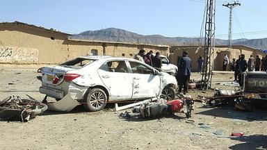 Mehrere Fahrzeuge wurden bei einer Explosion im pakistanischen Distrikt Pishin zerstört.