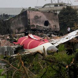 Teile eines Air India-Flugzeugs sind auf einem Gebäude in Ahmedabad zu sehen.