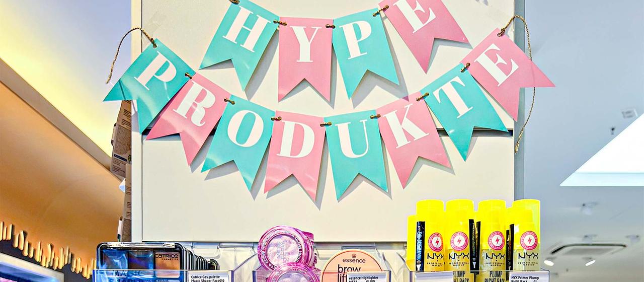 Produkte in einer dm-Filiale mit Dekoration, die auf "Hype Produkte" hinweist.
