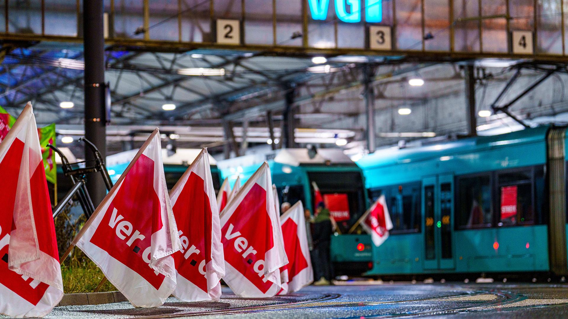 Flaggen der Gewerkschaft ver.di sind vor dem VGF-Betriebshof Gutleut in Frankfurt/Main zu sehen. | Andreas Arnold/dpa