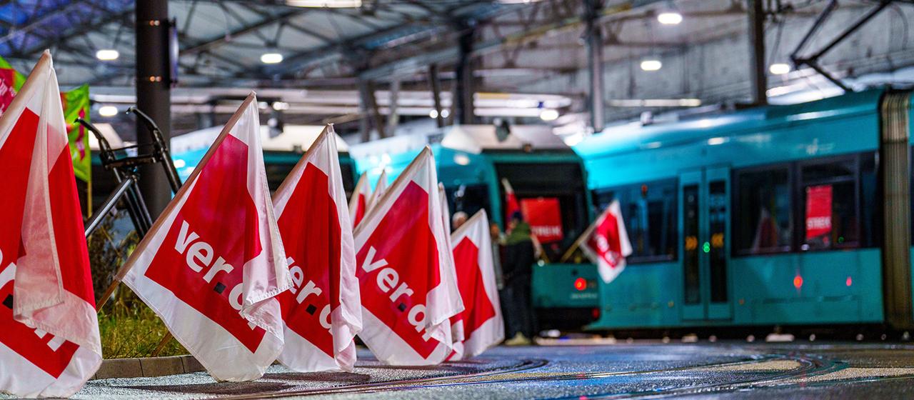 Flaggen der Gewerkschaft ver.di sind vor dem VGF-Betriebshof Gutleut in Frankfurt/Main zu sehen.