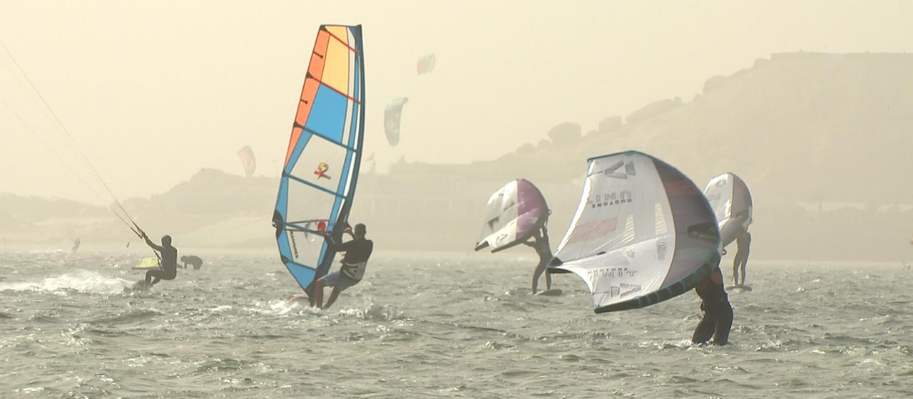 Surfer am Strand von Dhakla, Westsahara