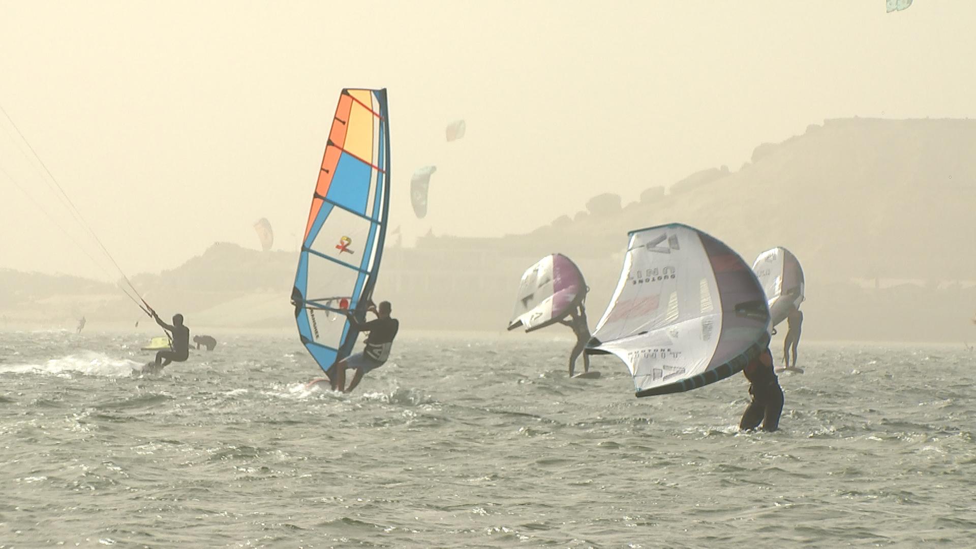 Surfer am Strand von Dhakla, Westsahara | ARD Madrid