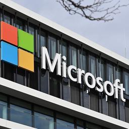 Microsoft-Logo an einem Bürogebäude.