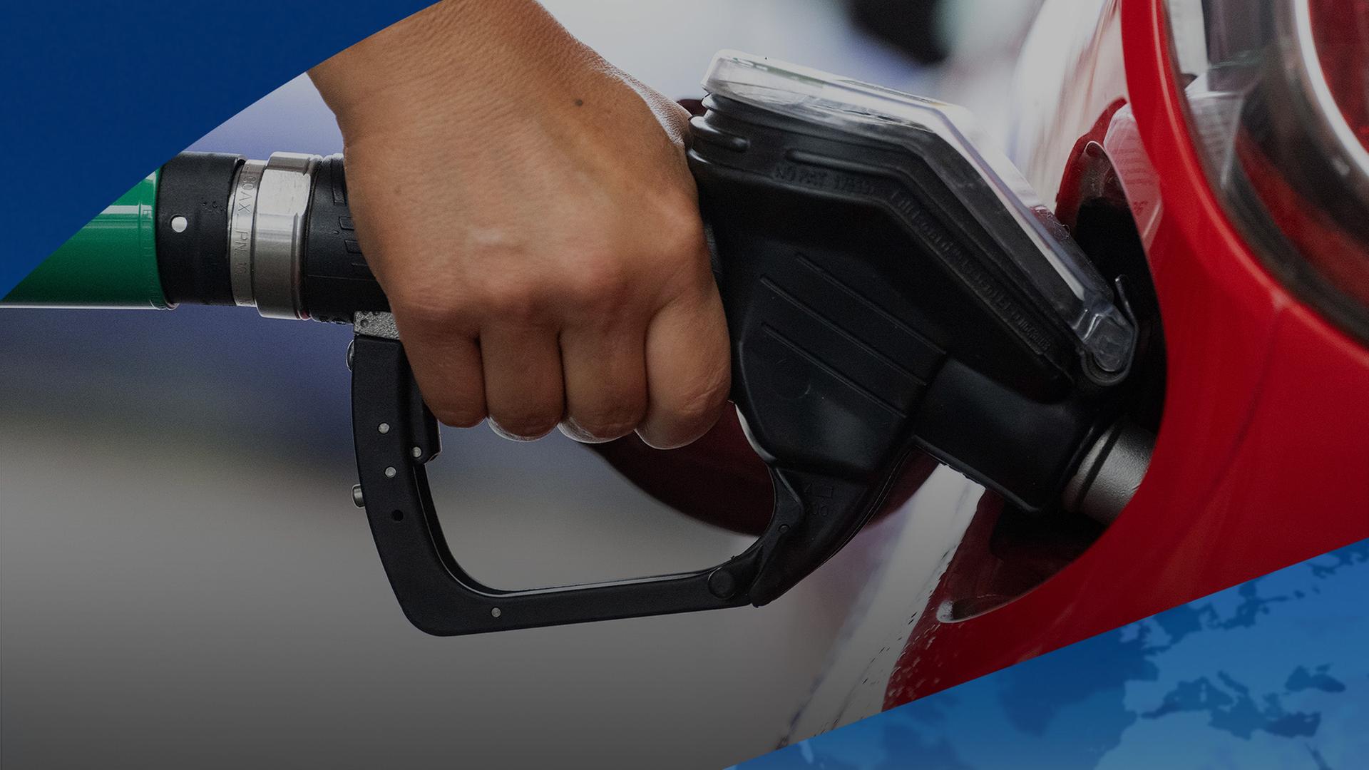 Neuhausen auf den Fildern: Eine Frau tankt an einer Tankstelle. | dpa