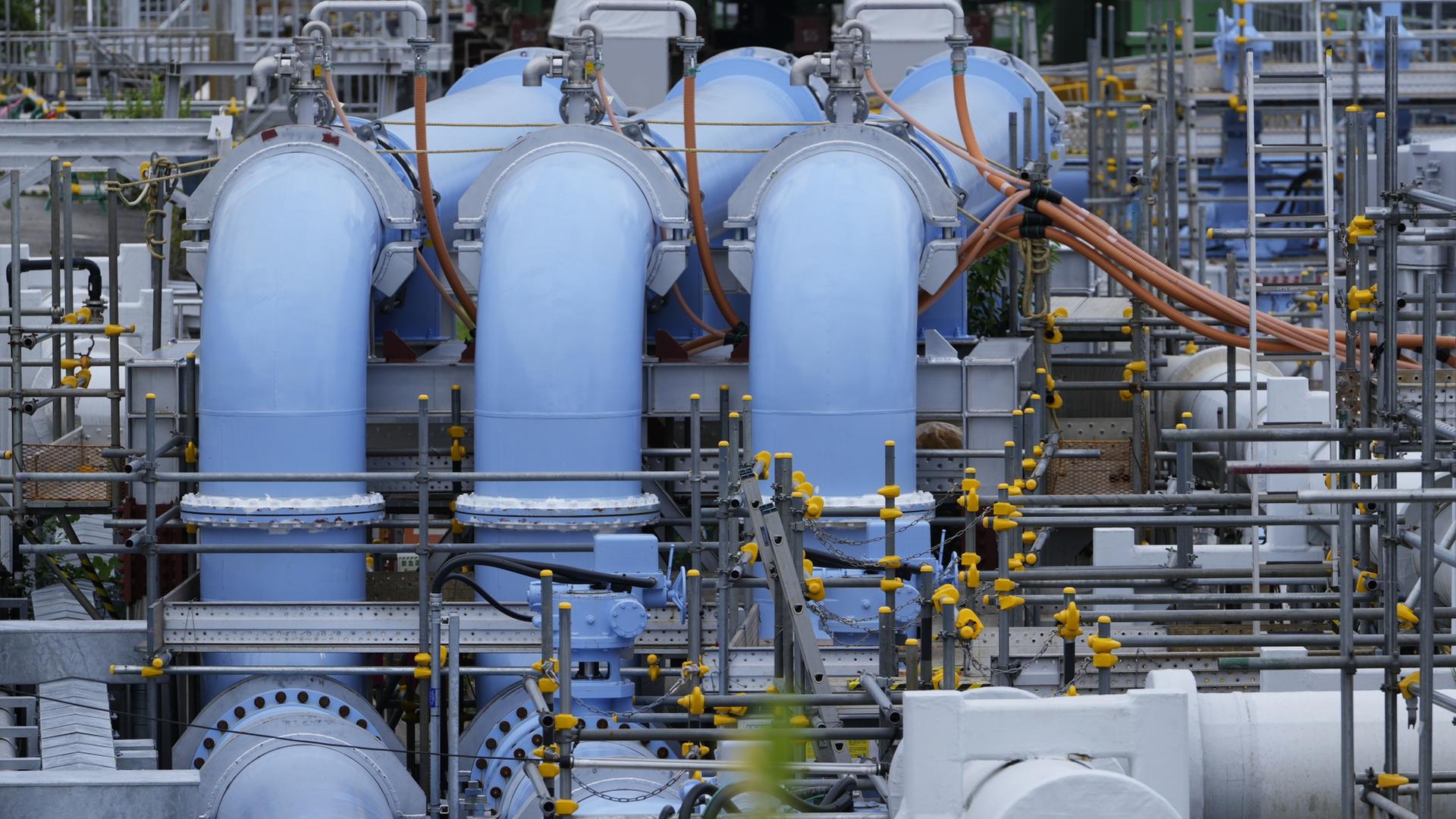 Eine blaue Pipeline für den Transport von Meerwasser, die Teil der Anlage für die Ableitung von aufbereitetem radioaktivem Wasser aus dem Kernkraftwerk Fukushima Daiichi ins Meer ist.