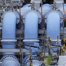 Eine blaue Pipeline für den Transport von Meerwasser, die Teil der Anlage für die Ableitung von aufbereitetem radioaktivem Wasser aus dem Kernkraftwerk Fukushima Daiichi ins Meer ist.