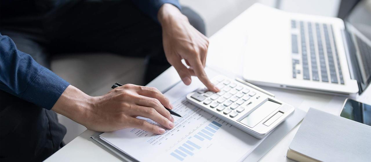 Eine Person überprüft Ihre Finanzen.