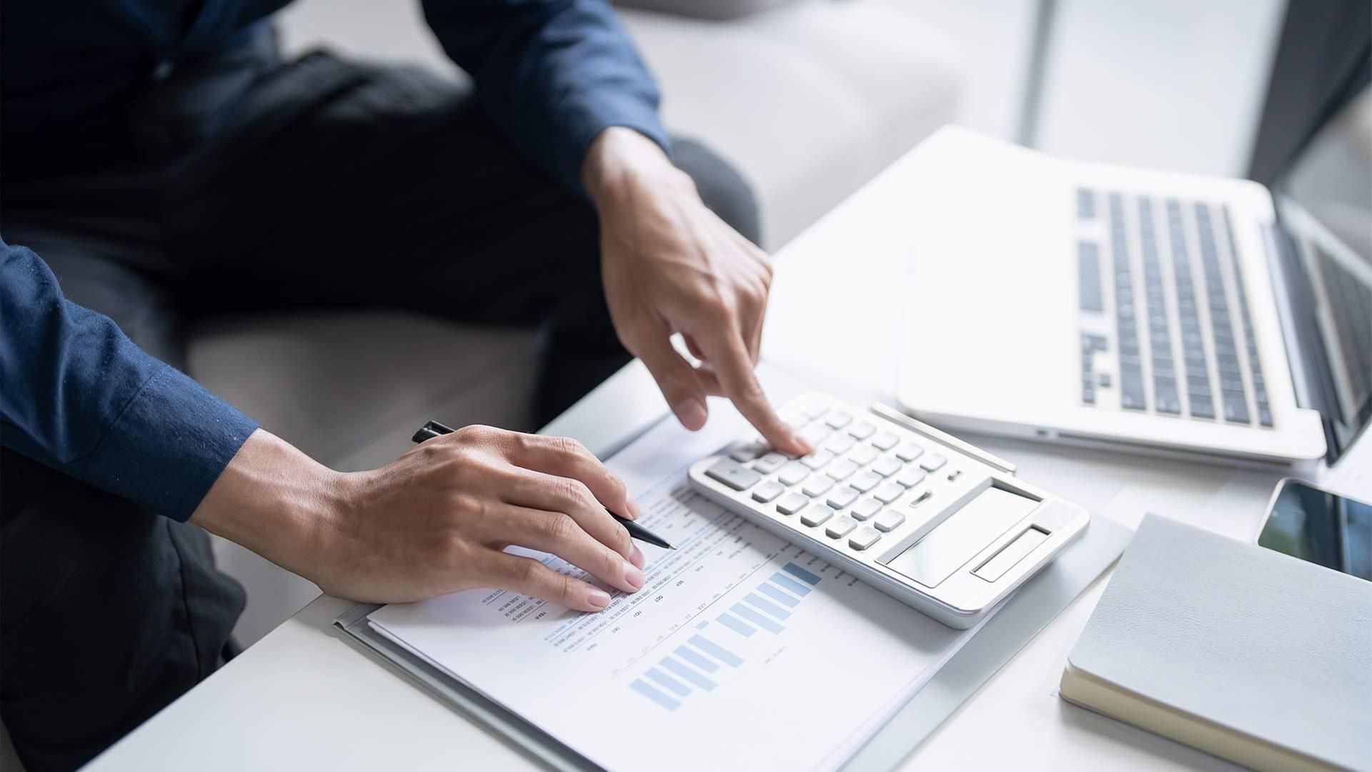 Eine Person überprüft Ihre Finanzen. | picture alliance / Zoonar