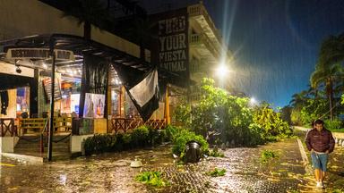 Menschen gehen an einem Restaurant vorbei, das nach dem Hurrikan Lidia in Puerto Vallarta, Mexiko, beschädigt wurde