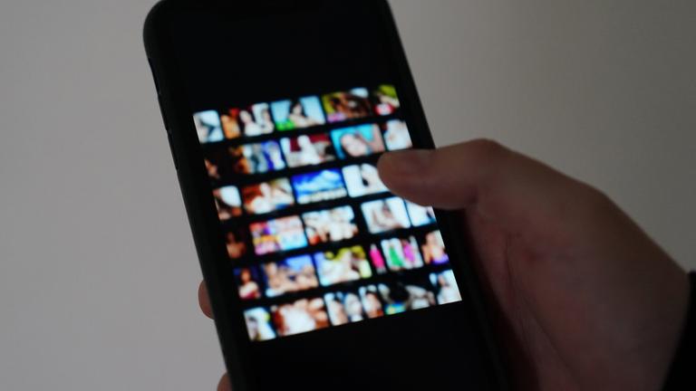 Pornografische Bilder unscharf auf einem Smartphone-Display.