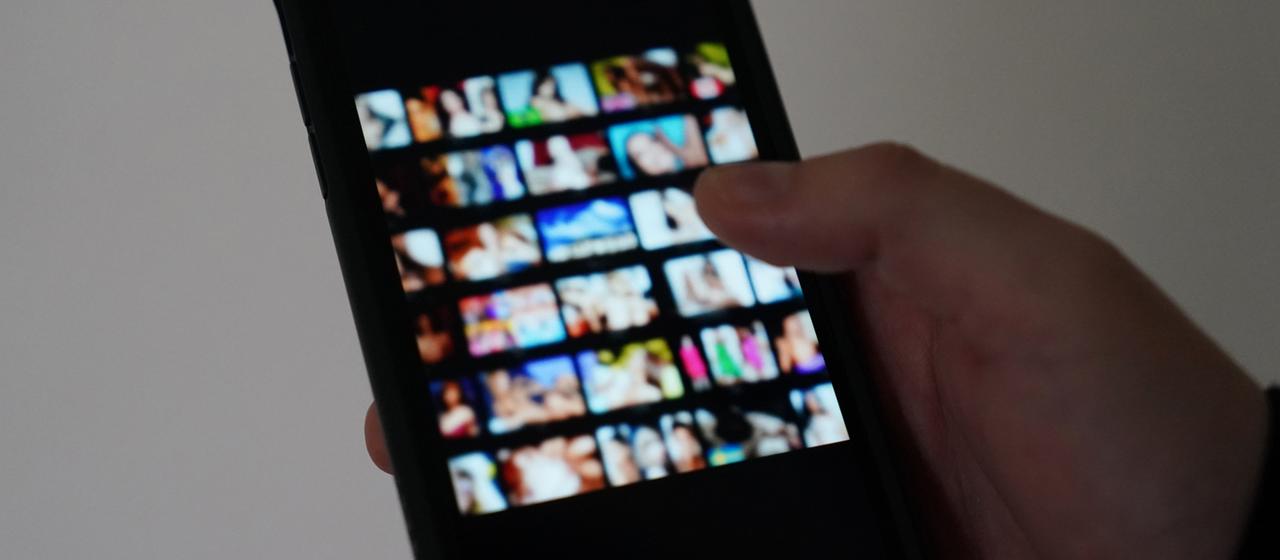 Pornografische Bilder unscharf auf einem Smartphone-Display.
