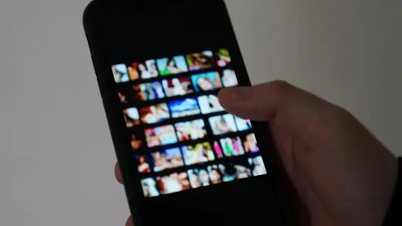 Pornografische Bilder verschwimmen auf einem Smartphone-Display. | dpa Pornografische Bilder verschwimmen auf einem Smartphone-Display.