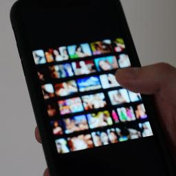 Pornografische Bilder unscharf auf einem Smartphone-Display.