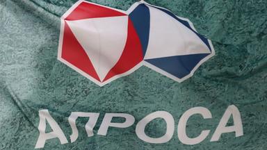 Flagge mit dem Logo des russischen Diamantenkonzerns Alrosa.