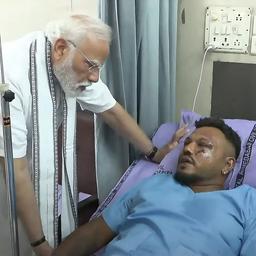 Narendra Modi und Überlebender eines Flugzeugabsturzes in Indien Vishwash Kumar Ramseh.