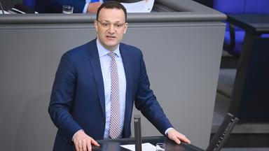 Jens Spahn spricht im Bundestag.
