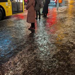 Glatteis vor einer Bushaltestelle in Berlin-Zehlendorf. (Quelle: rbb)